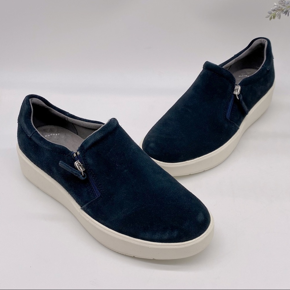 Clarks Layton Step Slip On Cushioned Sneakers in Navy Suede
Size 7W